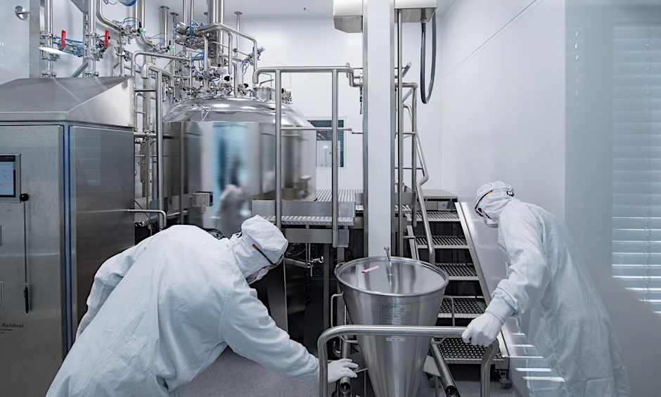 ARCHIV - Mitarbeiter eines Pharmaunternehmens arbeiten in einem Reinraum an einer Gelmischanlage.  dpa