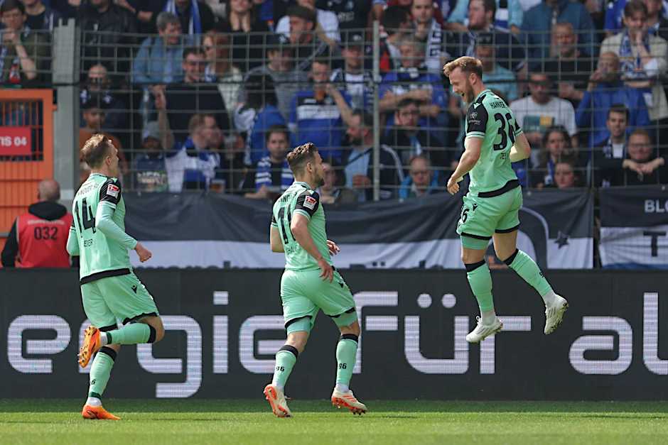 Hannovers Cedric Teuchert (r) feiert seinen Treffer zum 1:0.  