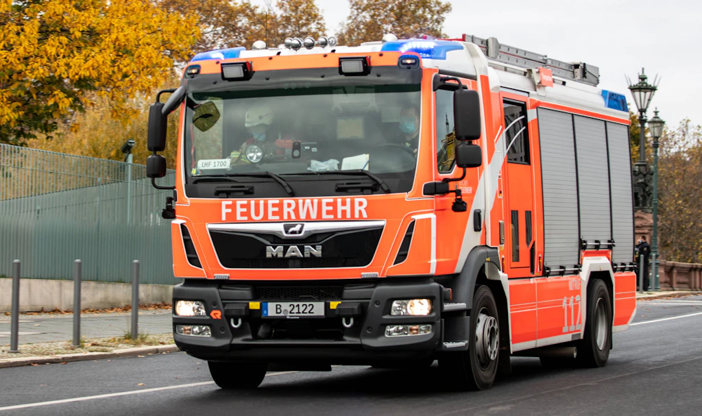Feuerwehreinsatz in Spandau: Möbel in Flammen – zwei Verletzte