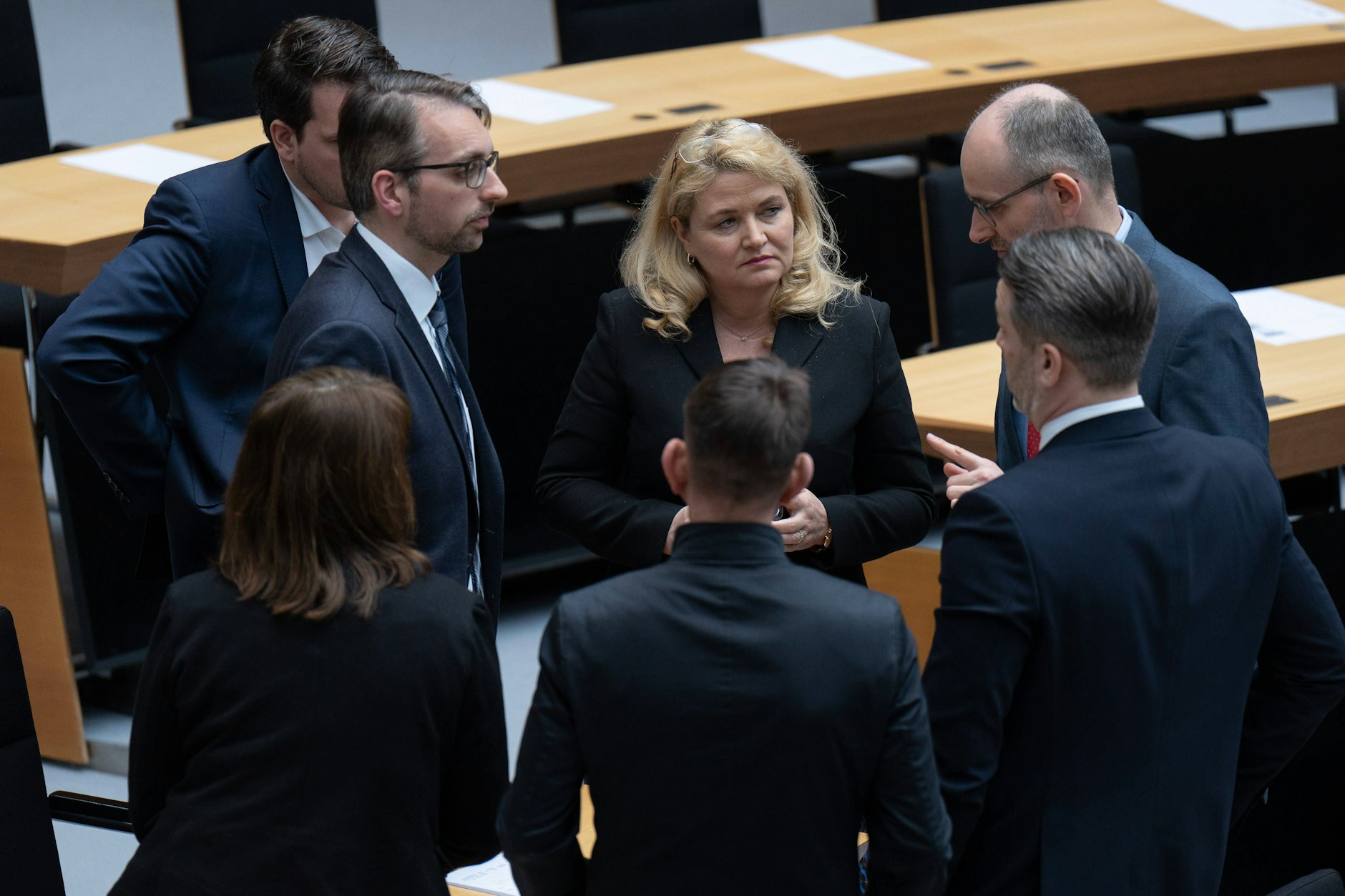 Die AfD-Fraktion um Kristin Brinker (M.) bei der Wahl des Regierenden Bürgermeisters von Berlin.