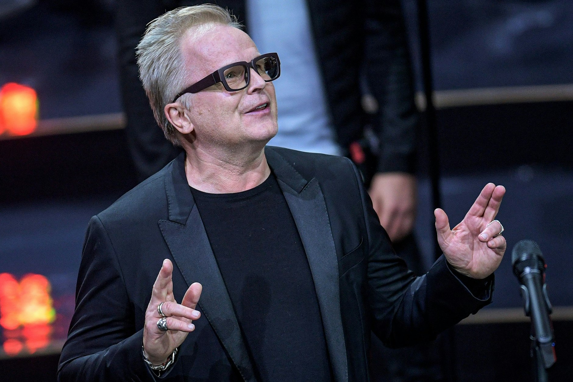 Herbert Grönemeyer steht bei der Verleihung des 10. Deutschen Radiopreises auf der Bühne.