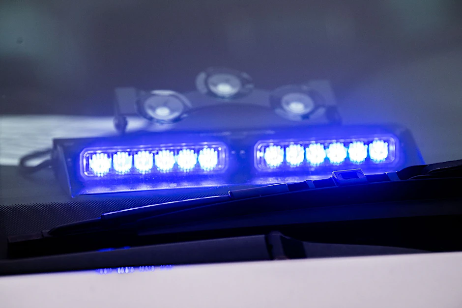 ARCHIV - Ein Blaulicht leuchtet unter der Frontscheibe eines Einsatzfahrzeugs der Polizei.  
