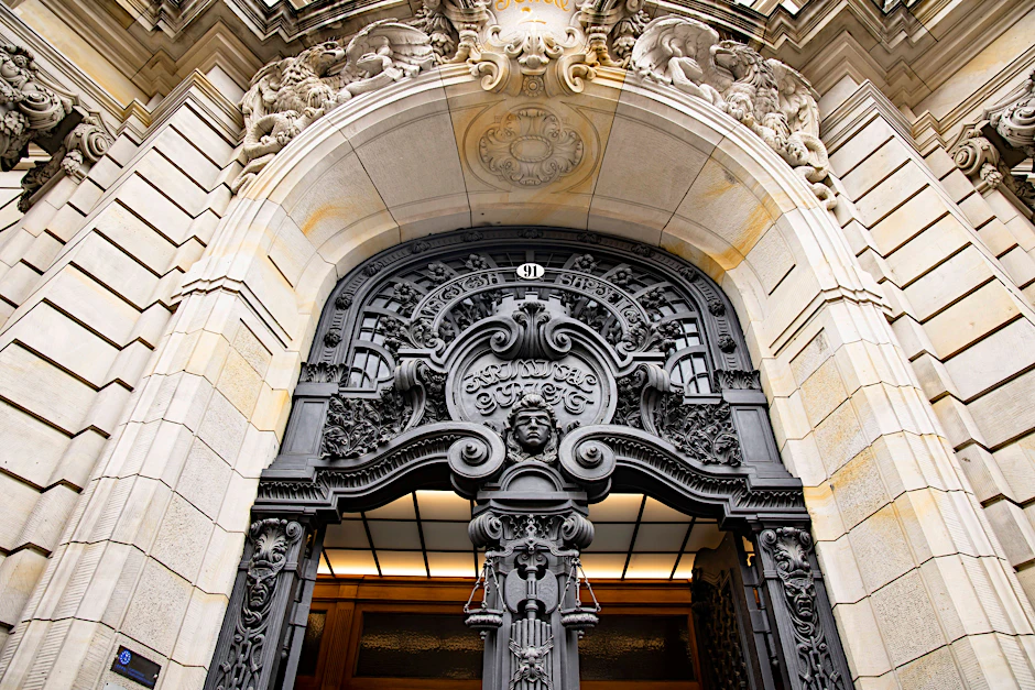 Der Haupteingang vom Gebäude, das das Amtsgericht Tiergarten, die Staatsanwaltschaft Berlin und das Landgericht beherbergt.