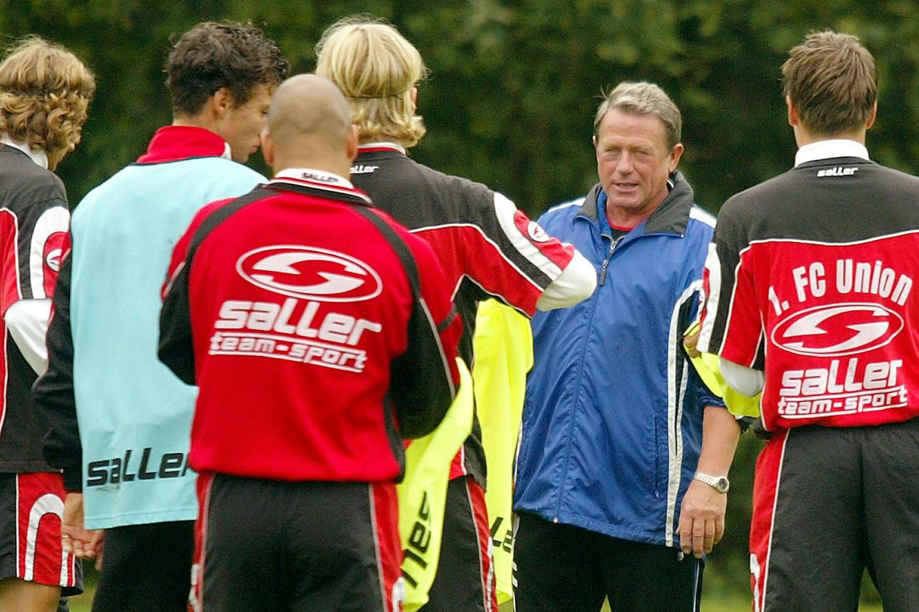 Werner Pico Voig (2.v.r.): Auch in seiner zweiten Amtszeit guckte der Trainer bei den Union-Profis genau hin.&nbsp;