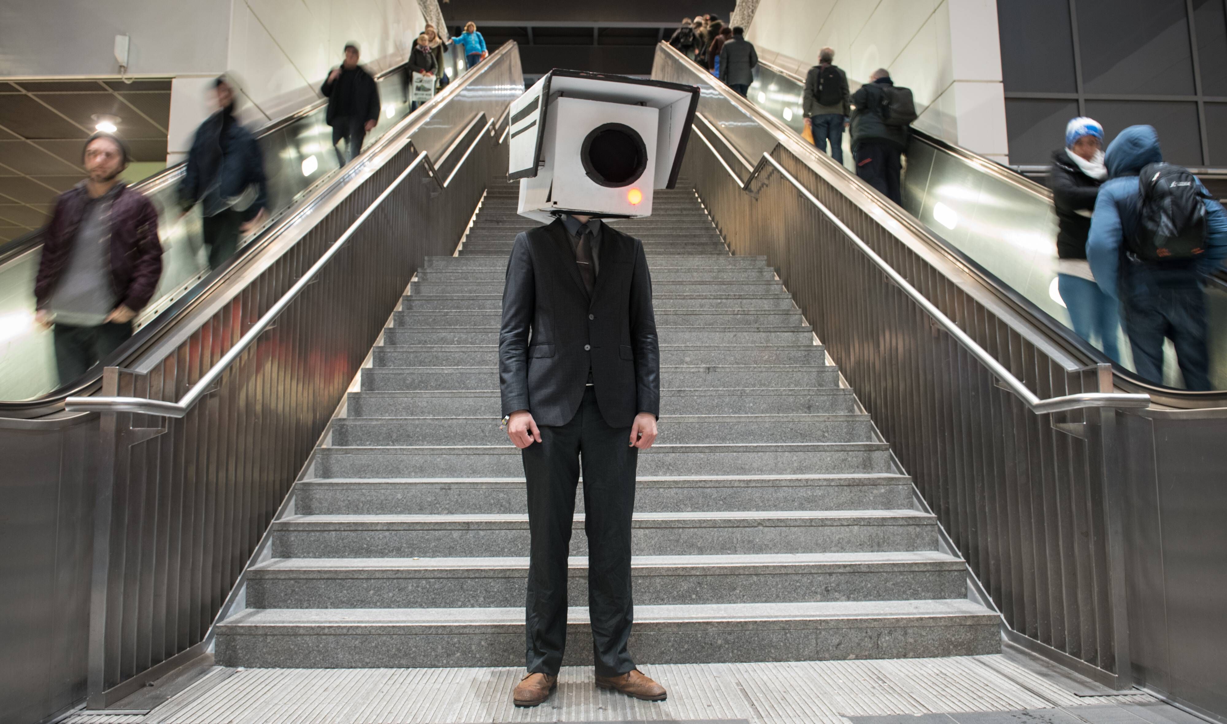 Kann man Künstliche Intelligenz regulieren, bevor sie zum Überwachungsalbtraum wird?