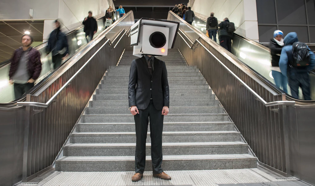 Kann man Künstliche Intelligenz regulieren, bevor sie zum Überwachungsalbtraum wird?