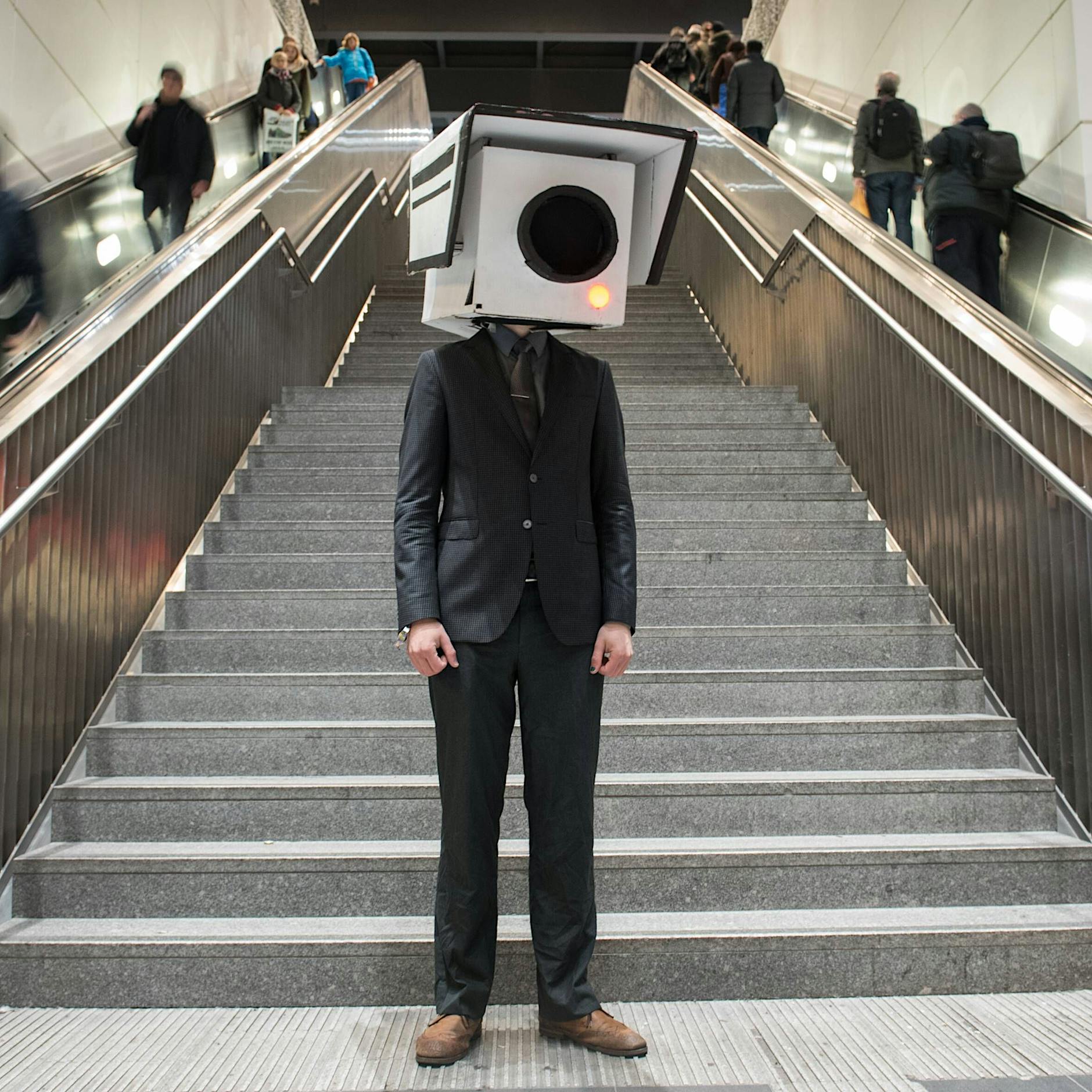 Kann man Künstliche Intelligenz regulieren, bevor sie zum Überwachungsalbtraum wird?