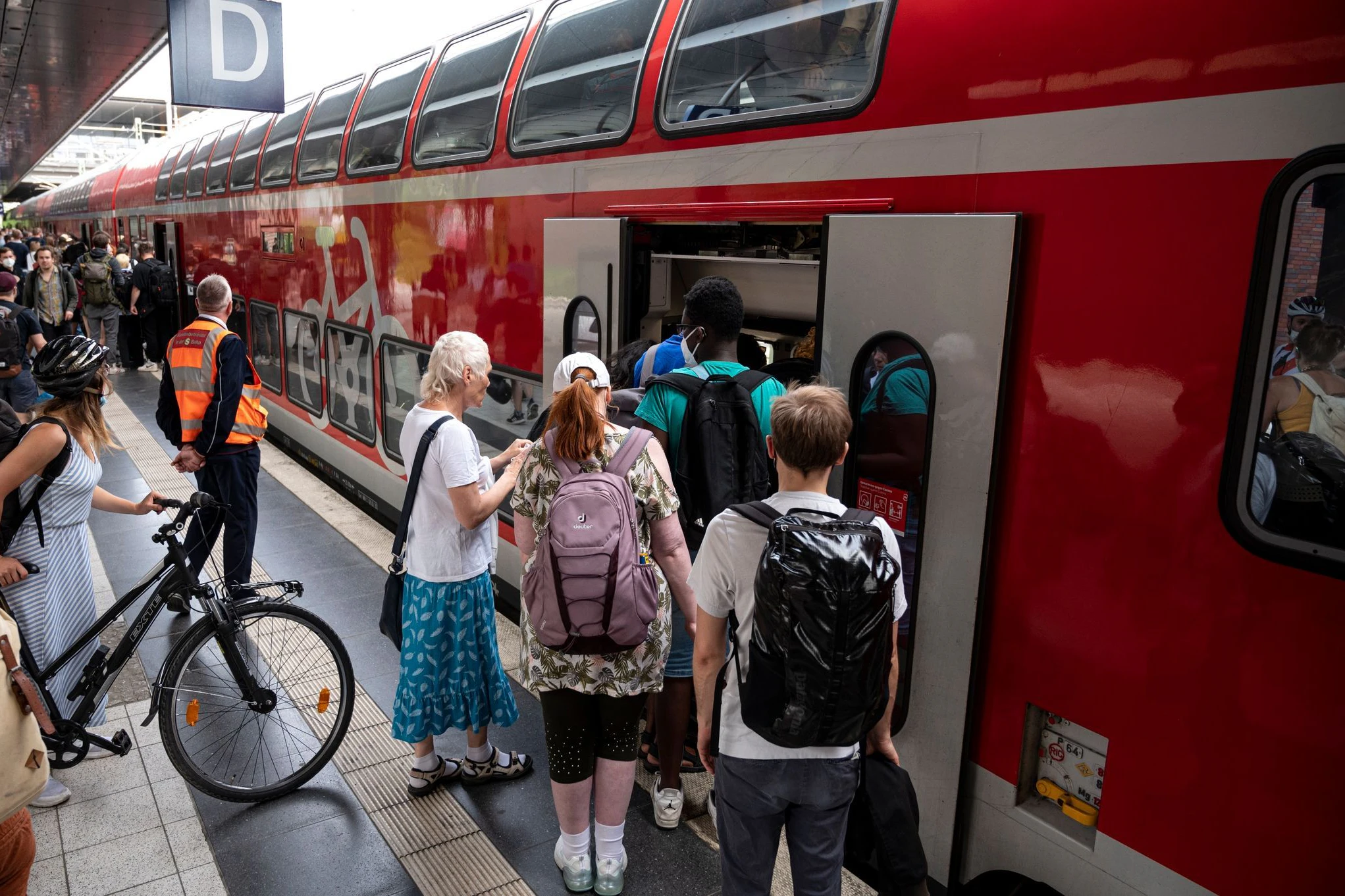Ein Regionalexpresszug der Deutschen Bahn hält im Bahnhof Gesundbrunnen. Auf wichtigen Strecken fahren solche Züge täglich im Stundentakt nach Brandenburg. Sie wurden bislang schon gut genutzt.&nbsp;