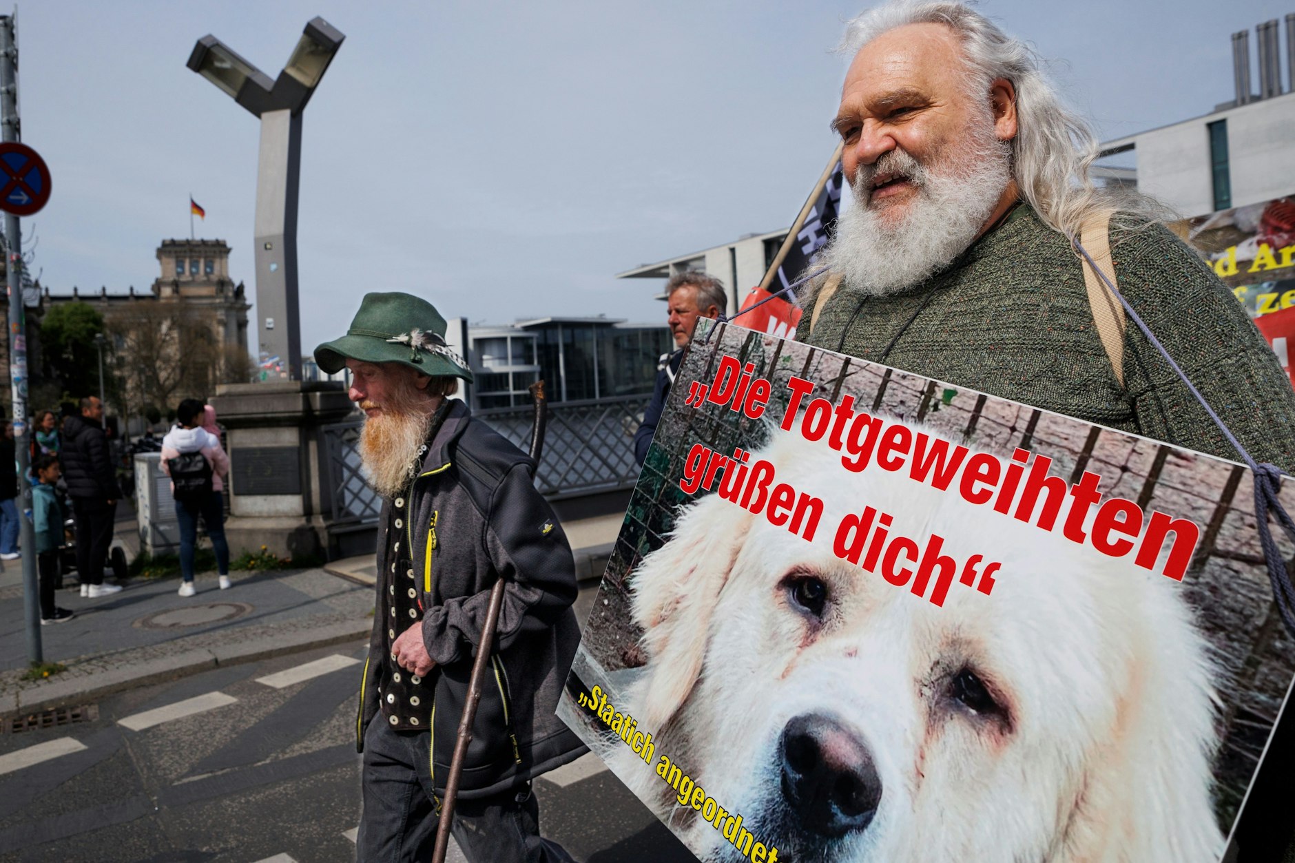 Zwei Schäfer protestieren bei der Demonstration 5 nach 12 gegen den Umgang mit Wölfen in der Viehwirtschaft in Deutschland.&nbsp;