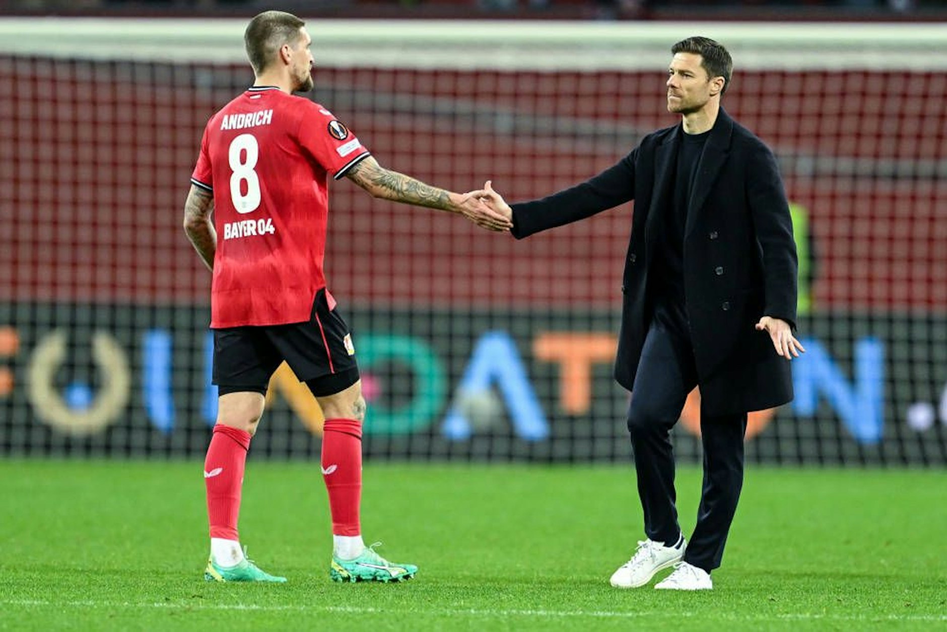 Robert Andrich (l.) ist mit Leverkusen im Aufschwung - dank Trainer Xabi Alonso (r.).