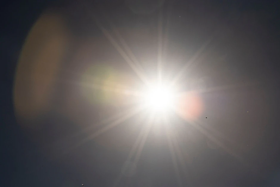 Die Sonne scheint am Himmel.  