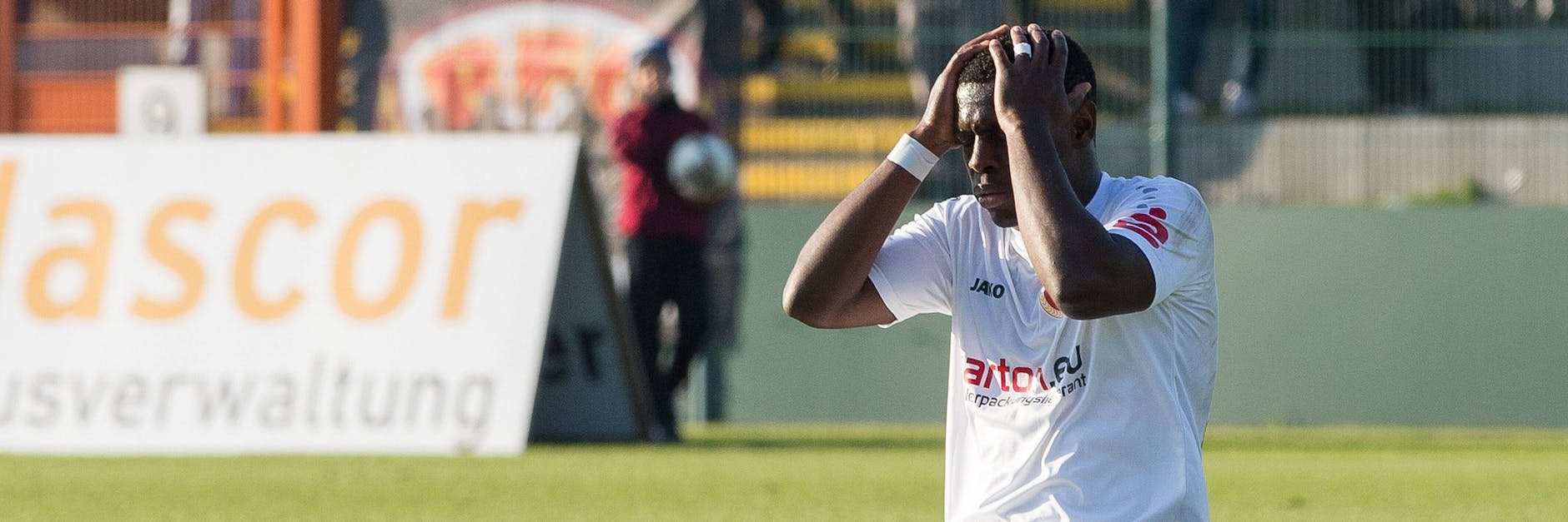 Ein Bild, das die BFC-Fans am Dienstag auch gerne sehen würden. Energie-Kicker Malcolm Badu verzweifelt.