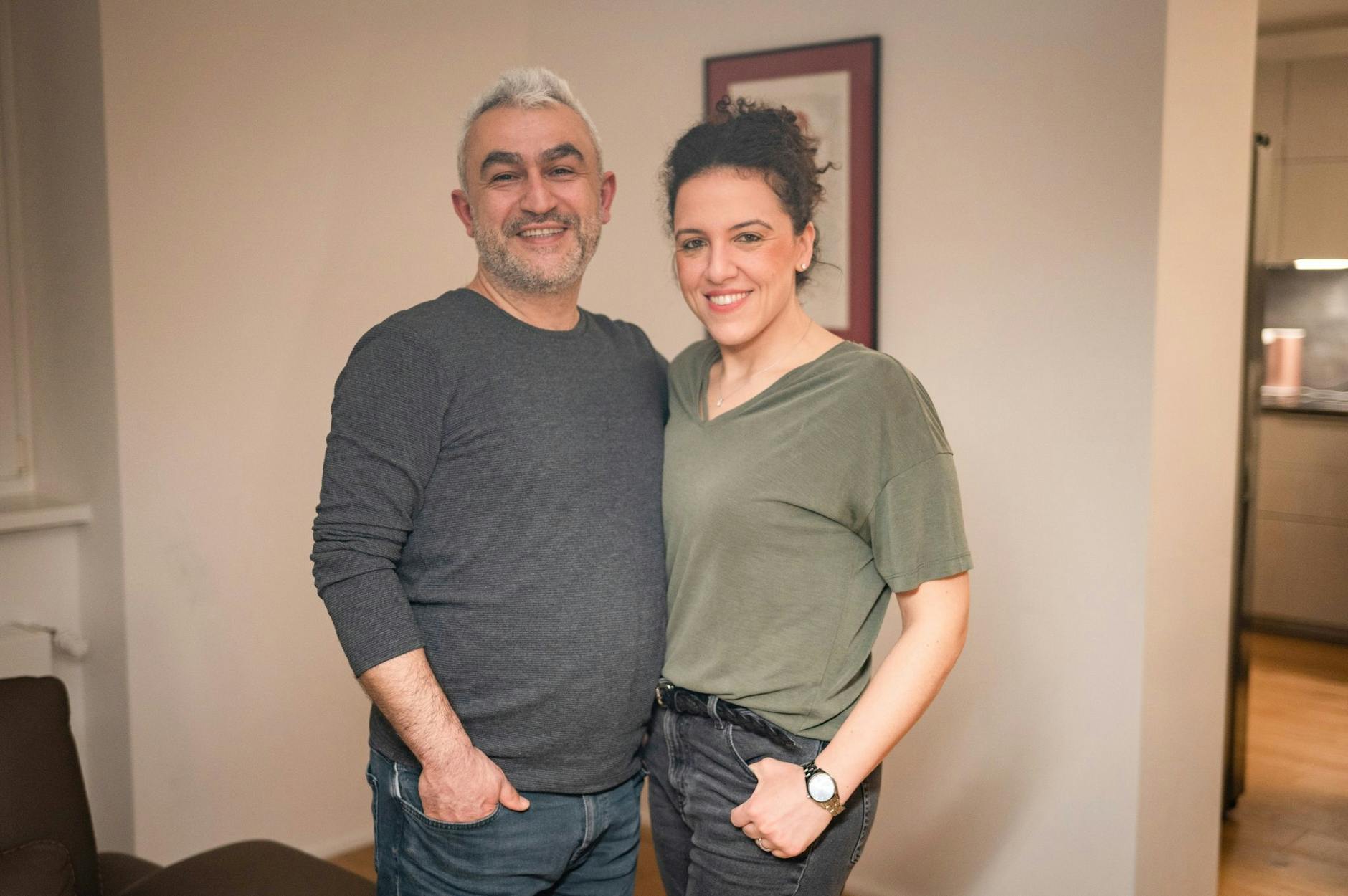 PRODUKTION - Esra (41) und Cagdas Yavuz (46) in ihrer Berliner Wohnung am Rande eines Interviews.