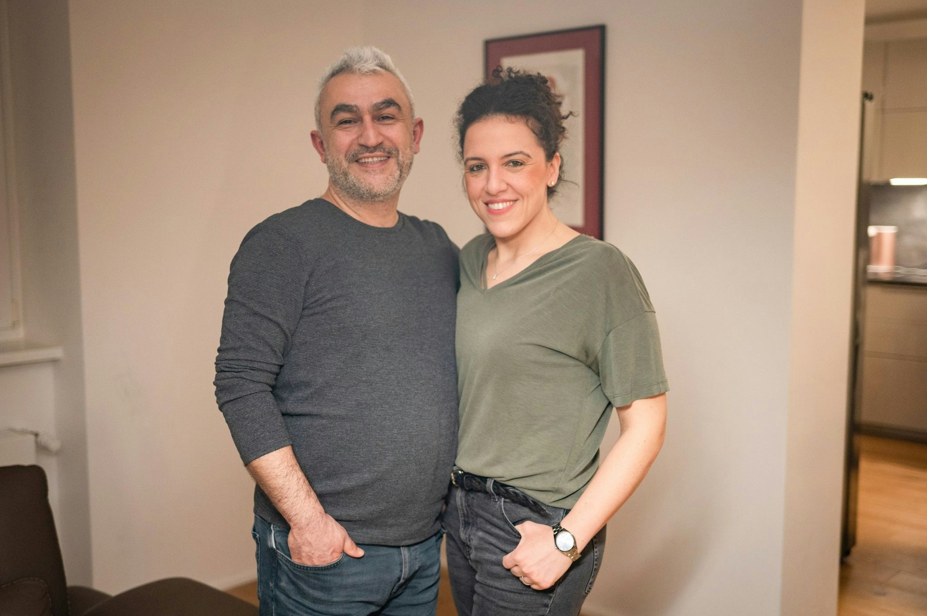 PRODUKTION - Esra (41) und Cagdas Yavuz (46) in ihrer Berliner Wohnung am Rande eines Interviews.  