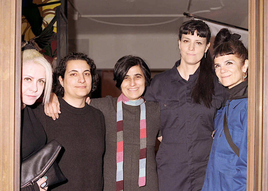 Die Ausstellung „Simurgh“ in der Galerie Crone: V.l.n.r, Kuratorin Başak Şenova, Yalda Afsah, Nooshin Farhid, Anahita Razmi&nbsp;und Farkhondeh Shahroudi.