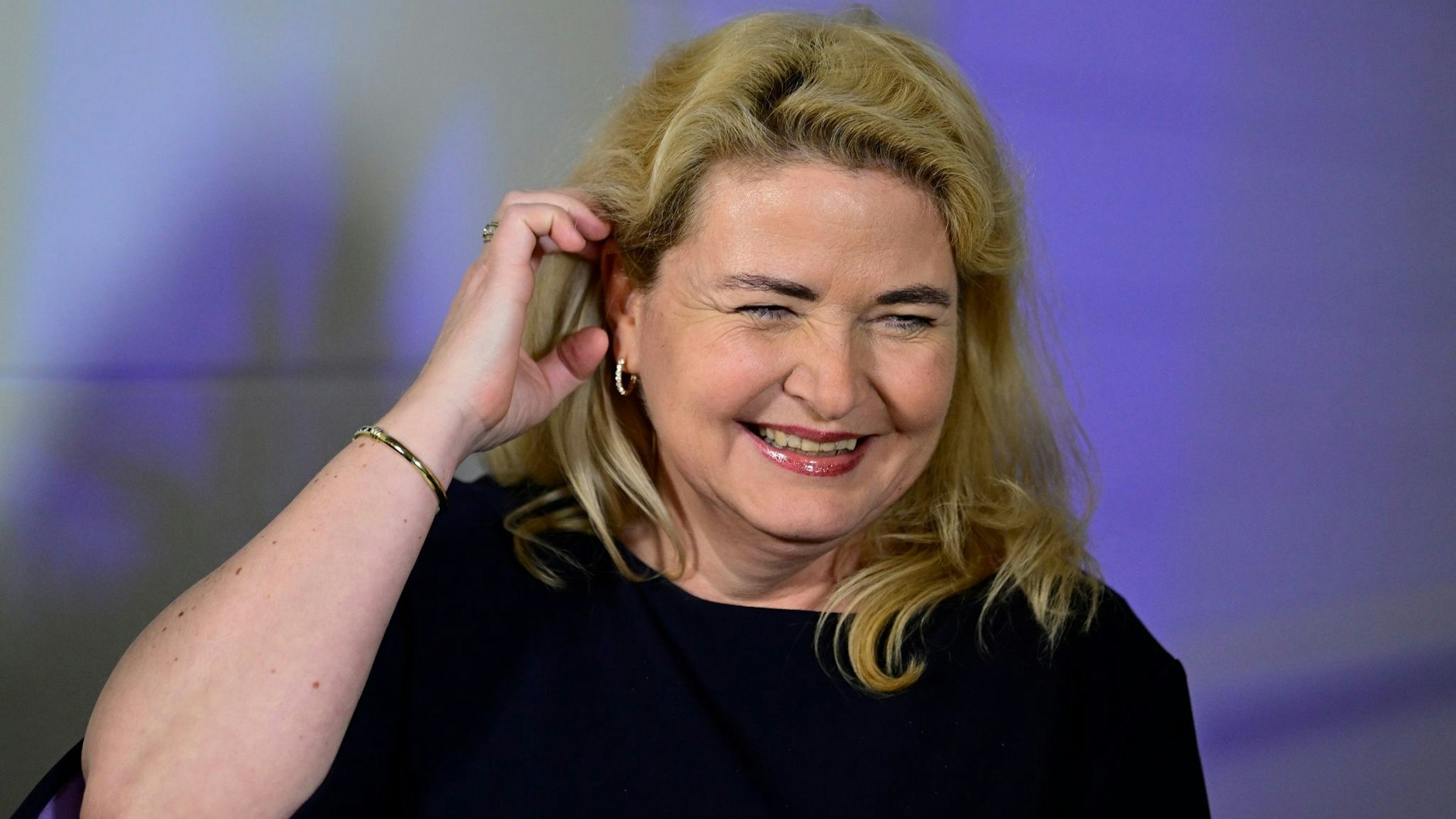 Berlins AfD-Fraktionschefin Kristin Brinker lächelt im Berliner Abgeordnetenhaus.