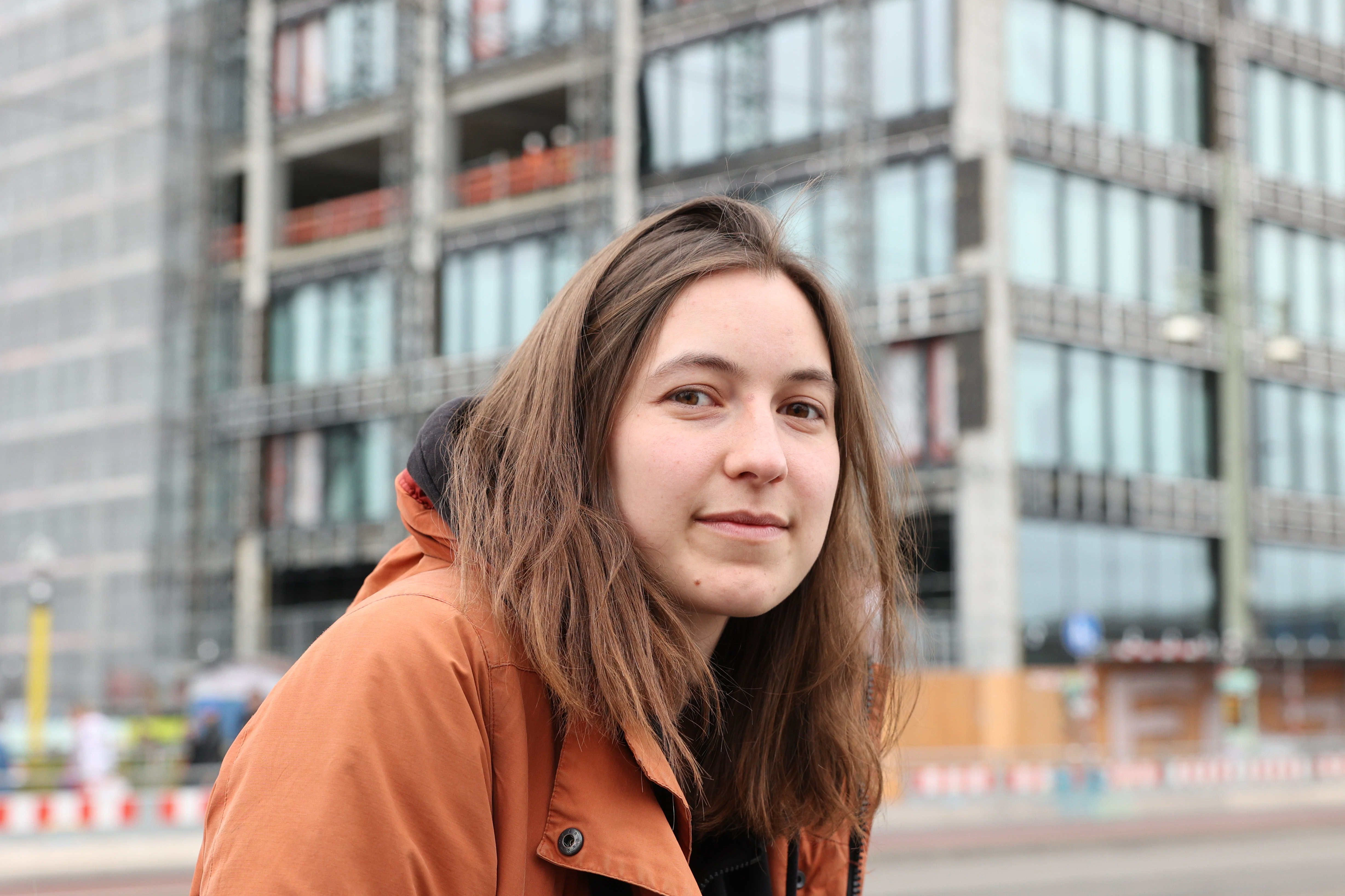 Helene setzt sich für Klimaschutz ein und hält eine Rede vor dem Amazon-Tower.
