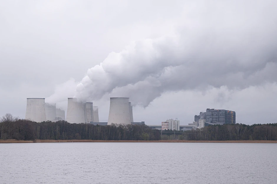 Wasserdampf steigt aus den Kühltürmen des Braunkohlekraftwerks Jänschwalde der Lausitz.  