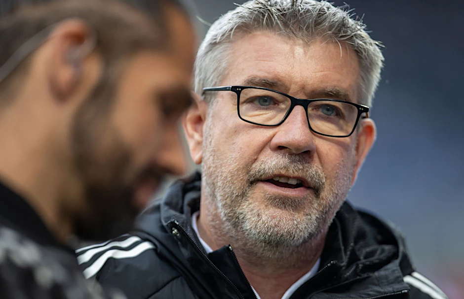 ARCHIV - Trainer Urs Fischer von Union Berlin spricht im Interview vor Spielbeginn.  