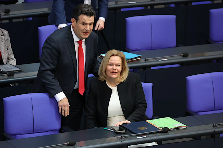 Bundesarbeitsminister Hubertus Heil (SPD) und Bundesinnenministerin Nancy Faeser (SPD) bei der 100. Sitzung des Deutschen Bundestages im Plenarsaal des Reichstagsgebäudes.  