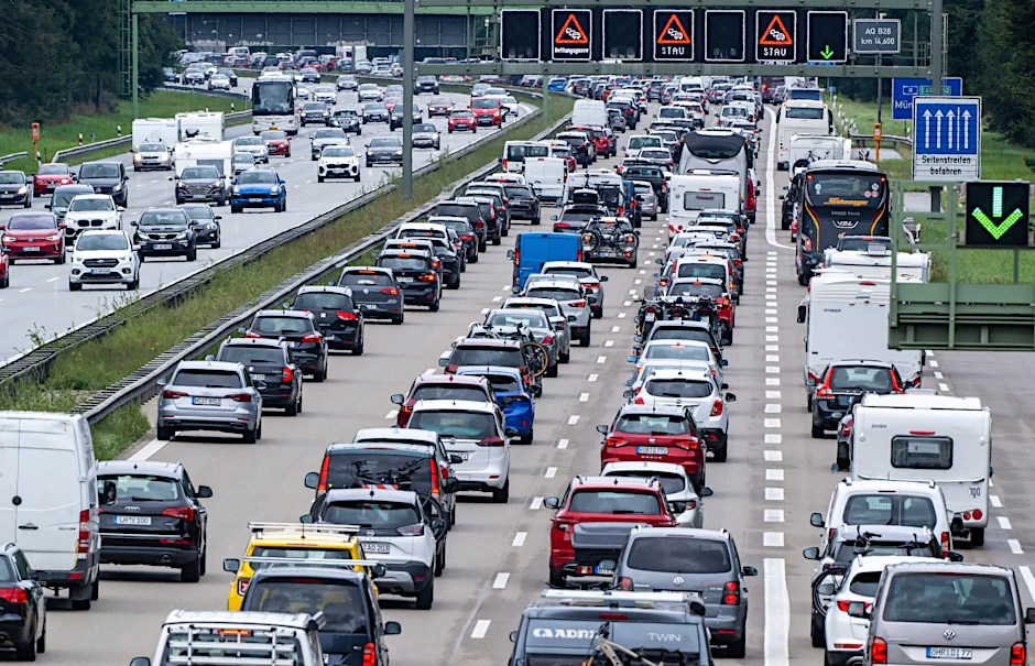 ARCHIV - Stau-Sorgen: Um den Verkehr zumindest ein wenig zu entlasten, gilt am Feiertag ein Fahrverbot für Brummis über 7,5 Tonnen.  