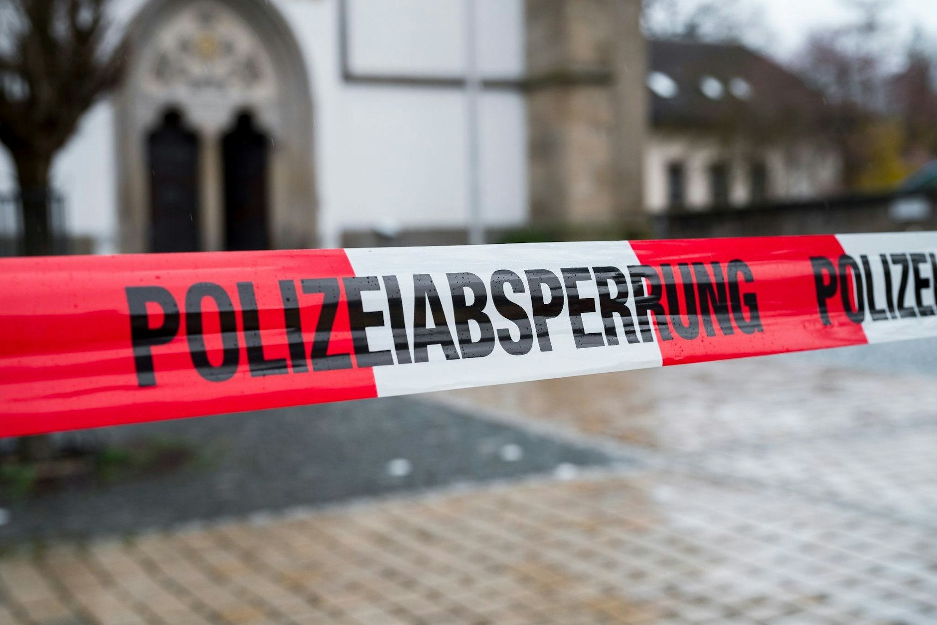 Die Straße zum Kinder- und Jugendhilfezentrum in Wunsiedel ist von der Polizei abgesperrt.&nbsp;