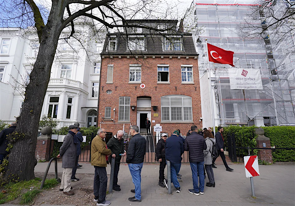 Wahlberechtigte Türkin stehen vor dem Türkischen Generalkonsulat.  