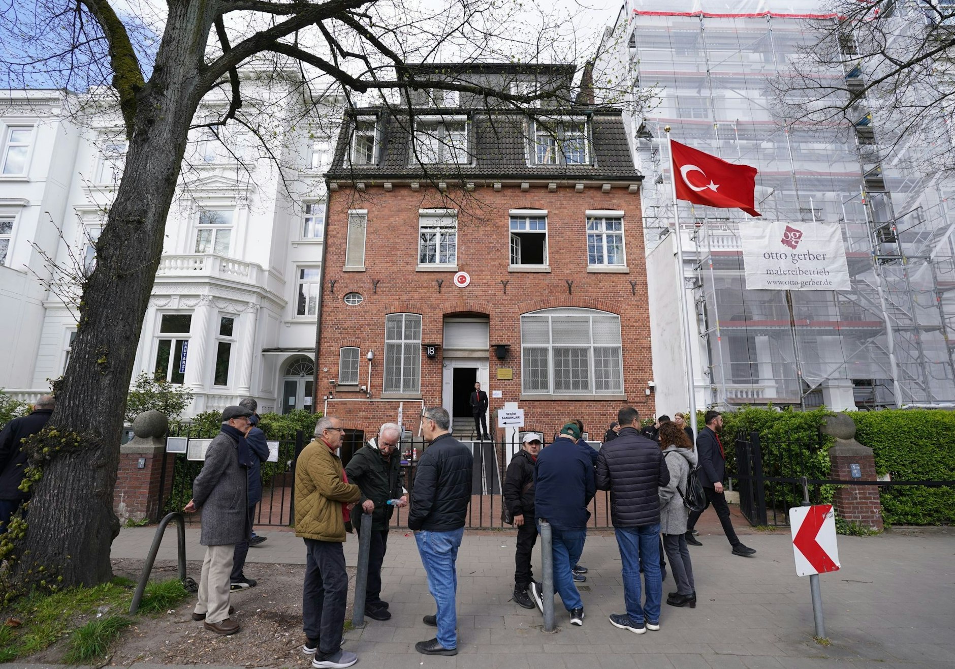 Wahlberechtigte Türkin stehen vor dem Türkischen Generalkonsulat.  