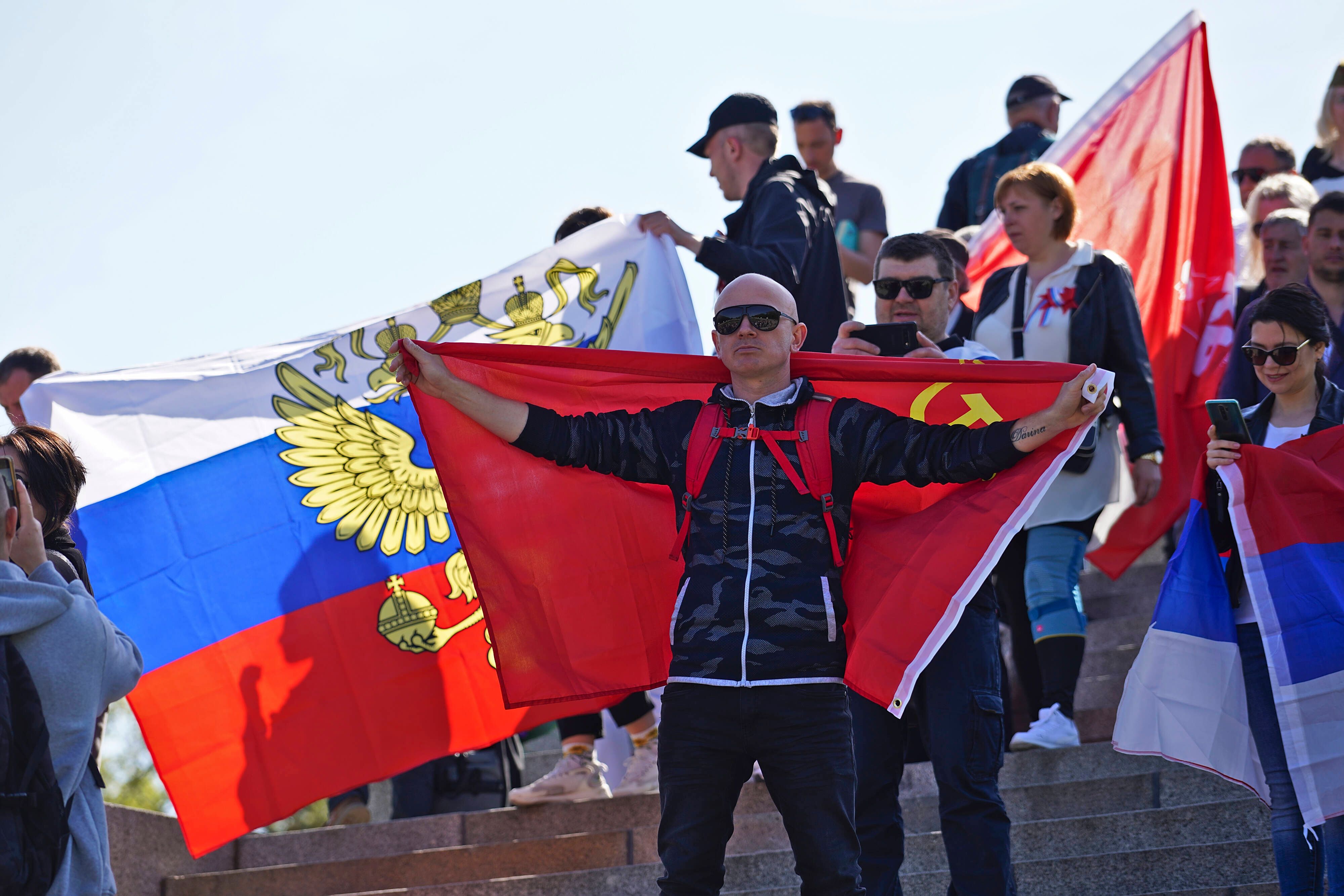 „Das ist Flaggen-Heuchelei“: Berlin prüft erneutes Fahnenverbot am 8. und 9. Mai