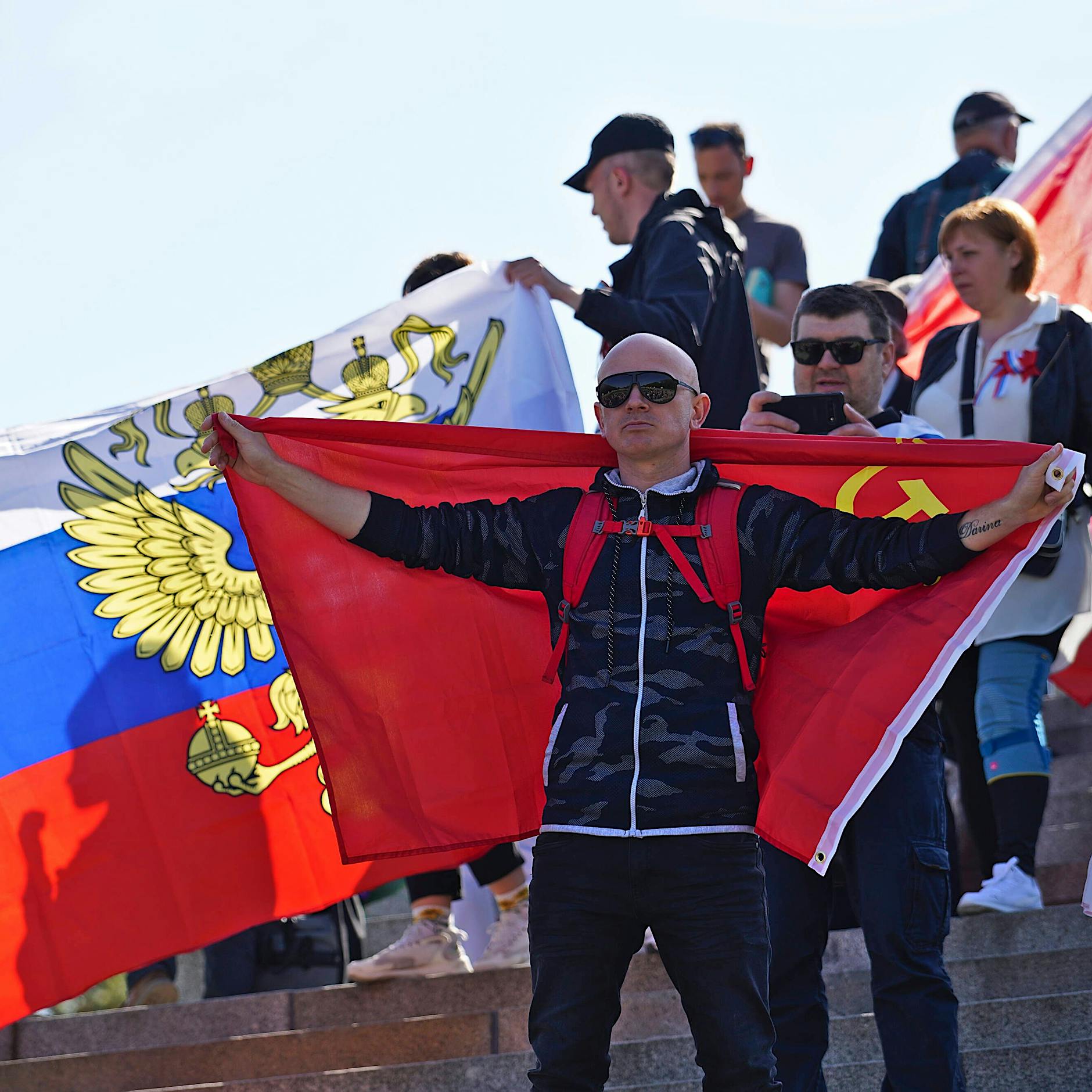 „Das ist Flaggen-Heuchelei“: Berlin prüft erneutes Fahnenverbot am 8. und 9. Mai