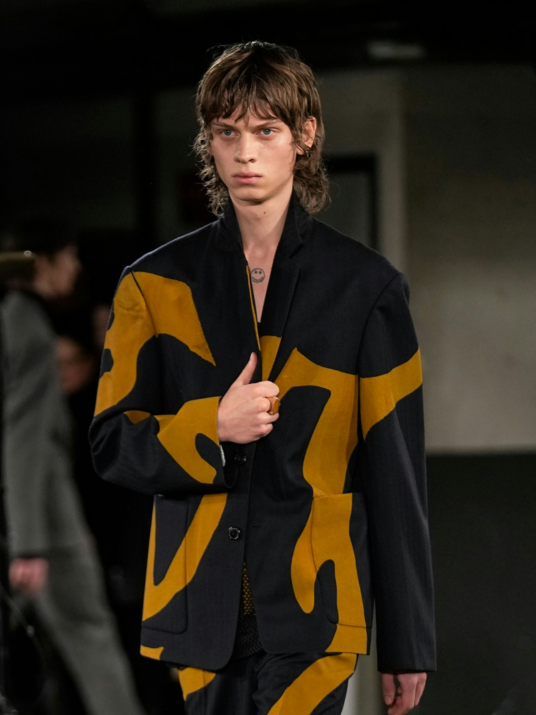 Ein Model bei Dries Van Noten mit angesagtem Wolf Cut, eine weichere Variante des Vokuhila.
