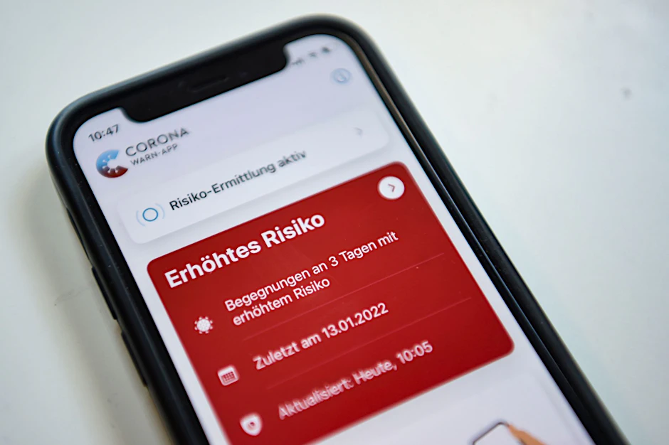 ARCHIV - Auf einem Smartphone zeigt die geöffnete Corona-App ein erhöhtes Risiko an.  