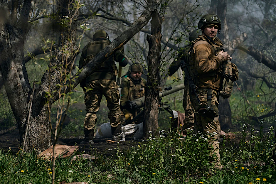 Ukrainische Soldaten bereiten sich auf den Abschuss einer Kanone in Bachmut in der Region Donezk vor.&nbsp;