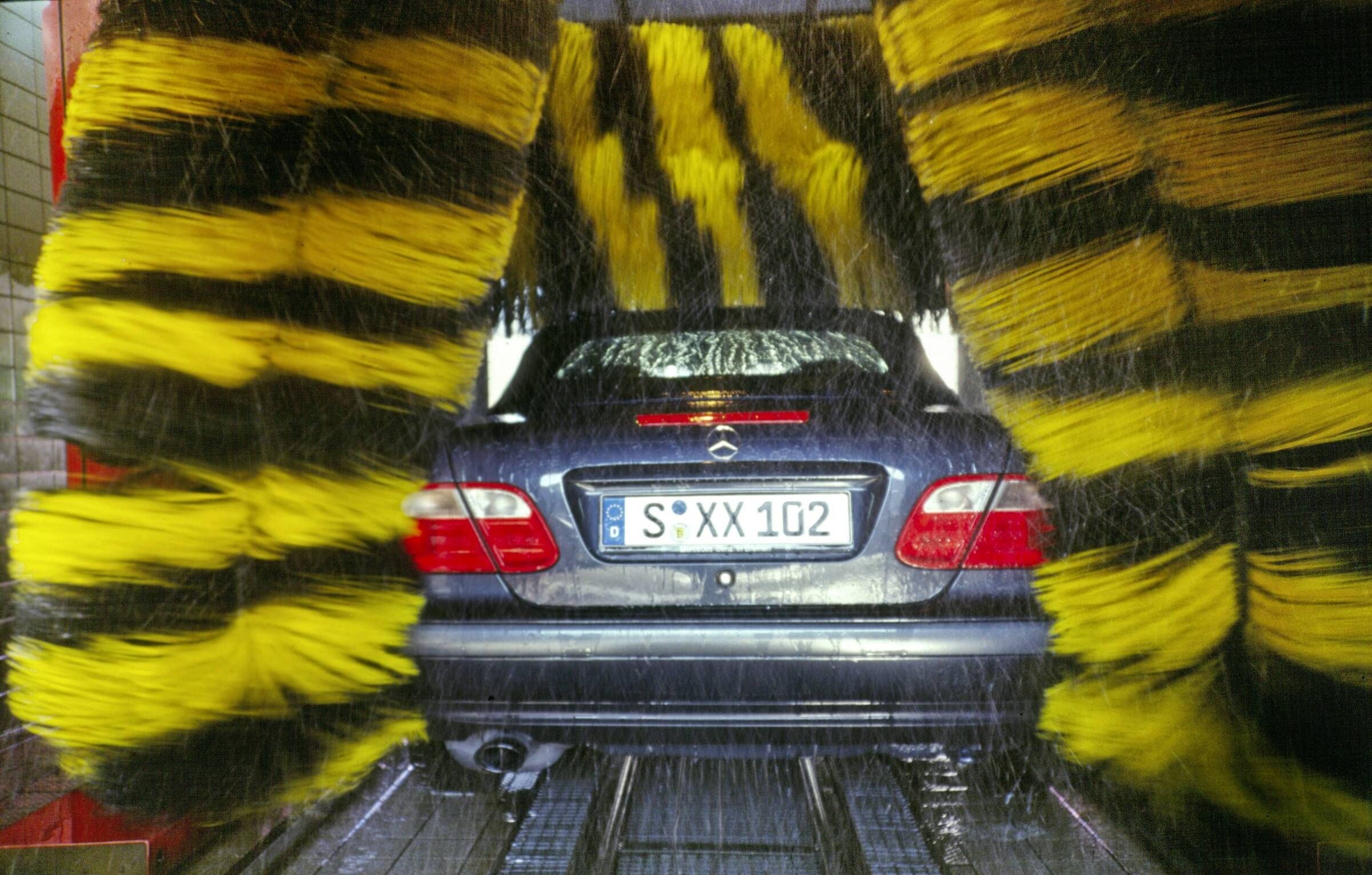 Was ist besser für das Auto: Waschanlage oder Handwäsche?