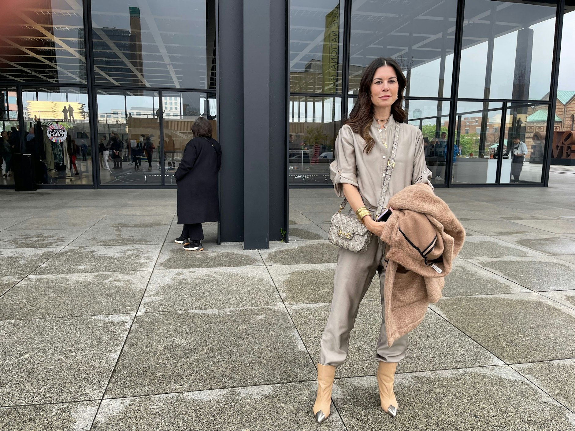 Greige-Look mit Tasche aus der Gucci-Balenciaga-Hacker-Kollektion: Auch Julia Stoschek erscheint, wenn Klaus Biesenbach in die Neue Nationalgalerie lädt. Sie hat eine der international bedeutendsten Sammlungen von Medien- und Performance-Kunst aufgebaut. Ihre Stiftung hat zwei Ausstellungshäuser, eins davon in Berlin.