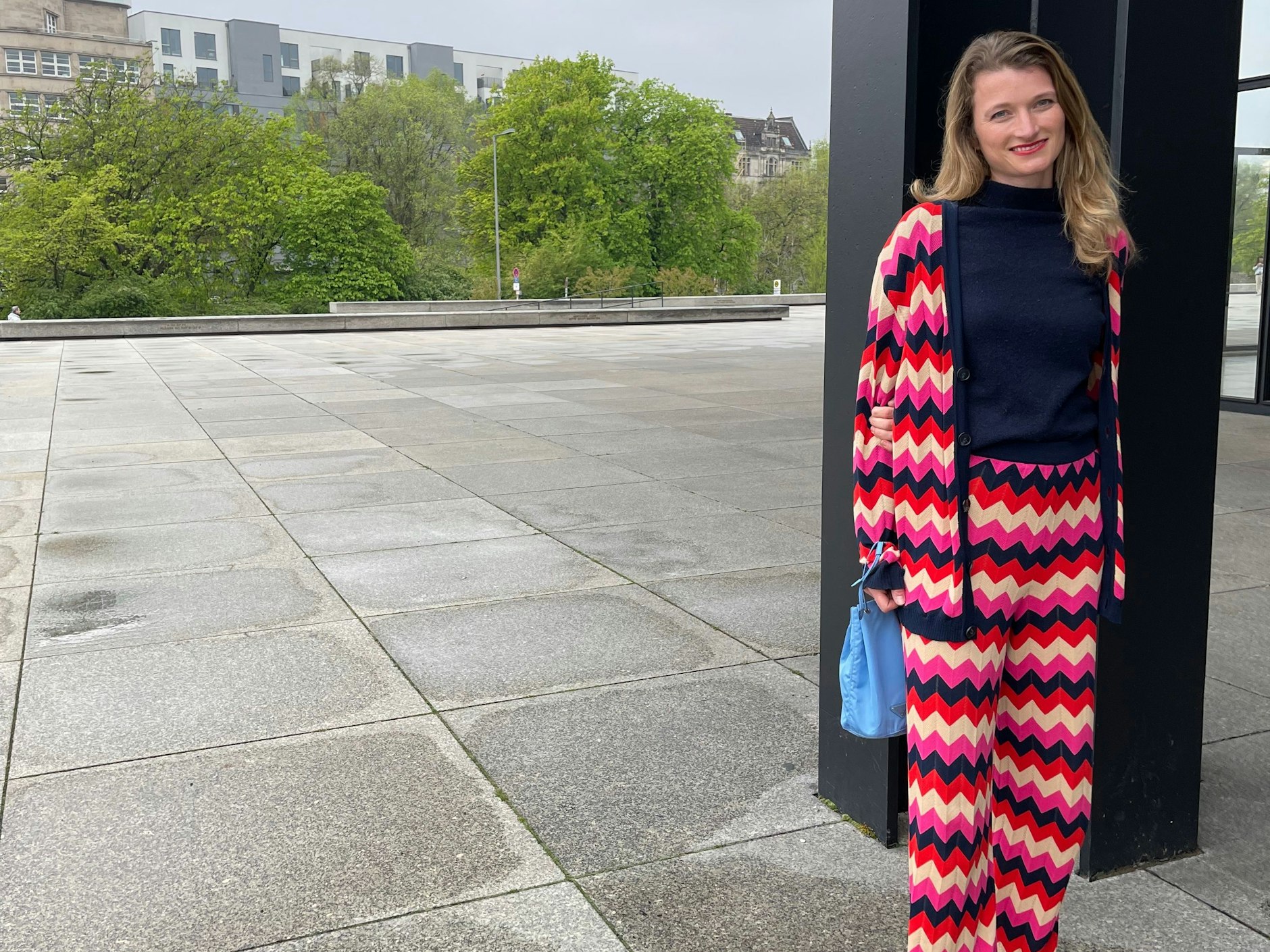 Lisa Botti ist die assistierende Kuratorin an Klaus Biesenbachs Seite. Sie trägt einen Zweiteiler von Missoni und eine Prada-Tasche.