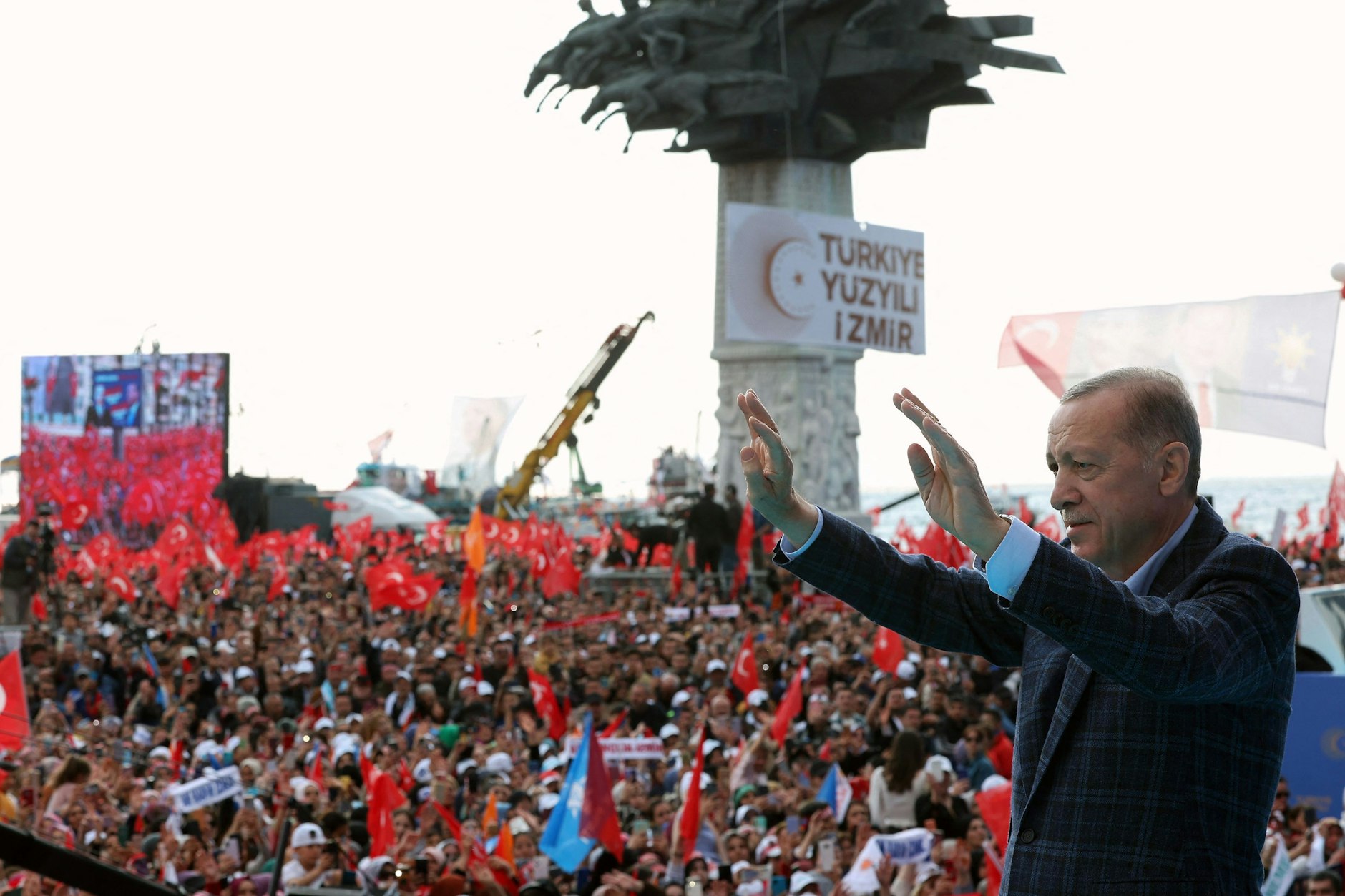 Präsident Recep Tayyip Erdogan begrüßt seine Anhänger auf einer Wahlkampfveranstaltung auf dem Gundogdu-Platz in Izmir.