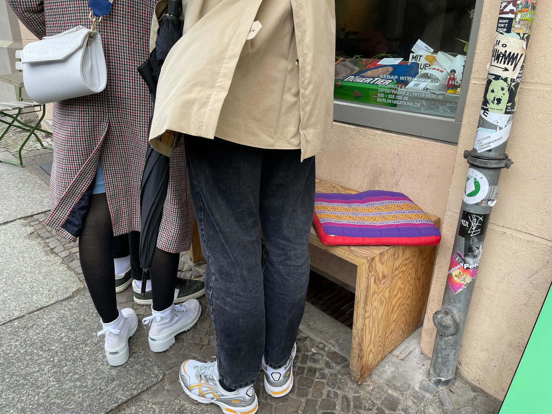 In der Auguststraße wehen die Mäntel. Hier reiht sich eine Galerie an die nächste, und zu essen gibt es auch.