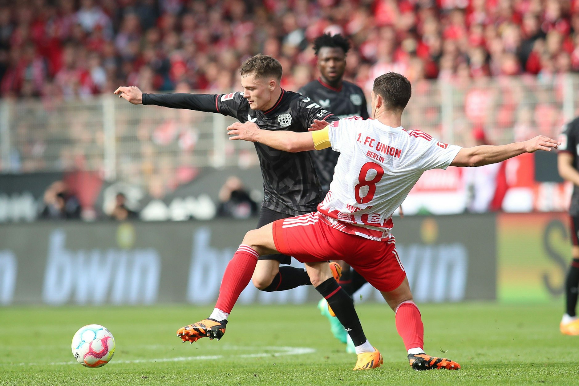 Ein Zweikampf zwischen Unions Vizekapitän Rani Khedira (r.) und dem Leverkusener Florian Wirtz.&nbsp;