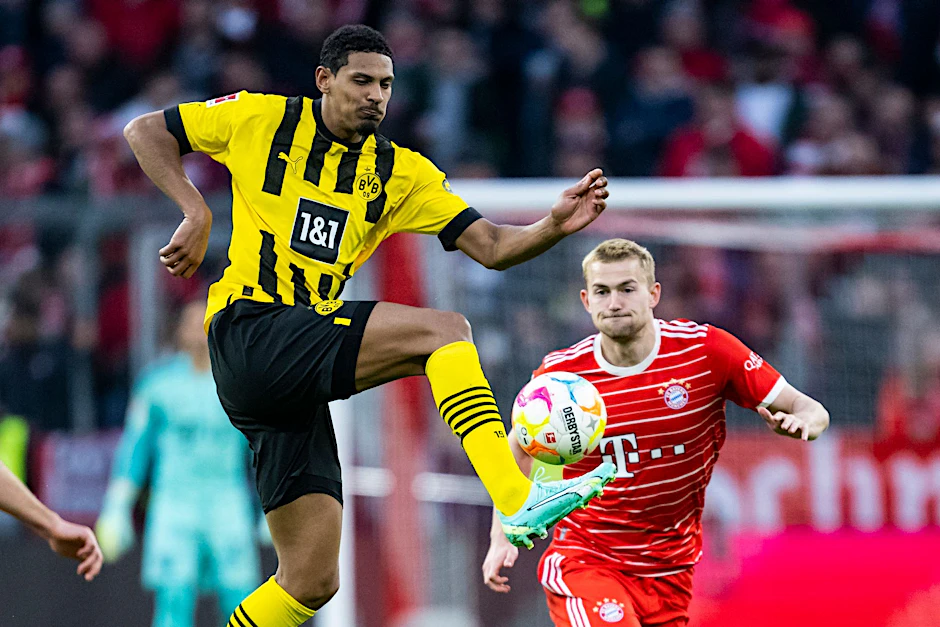 ARCHIV - FSebastien Haller (l) in Aktion gegen Münchens Matthijs de Ligt (r). 57 Prozent der deutschen hoffen auf einen Titel des BVB.  
