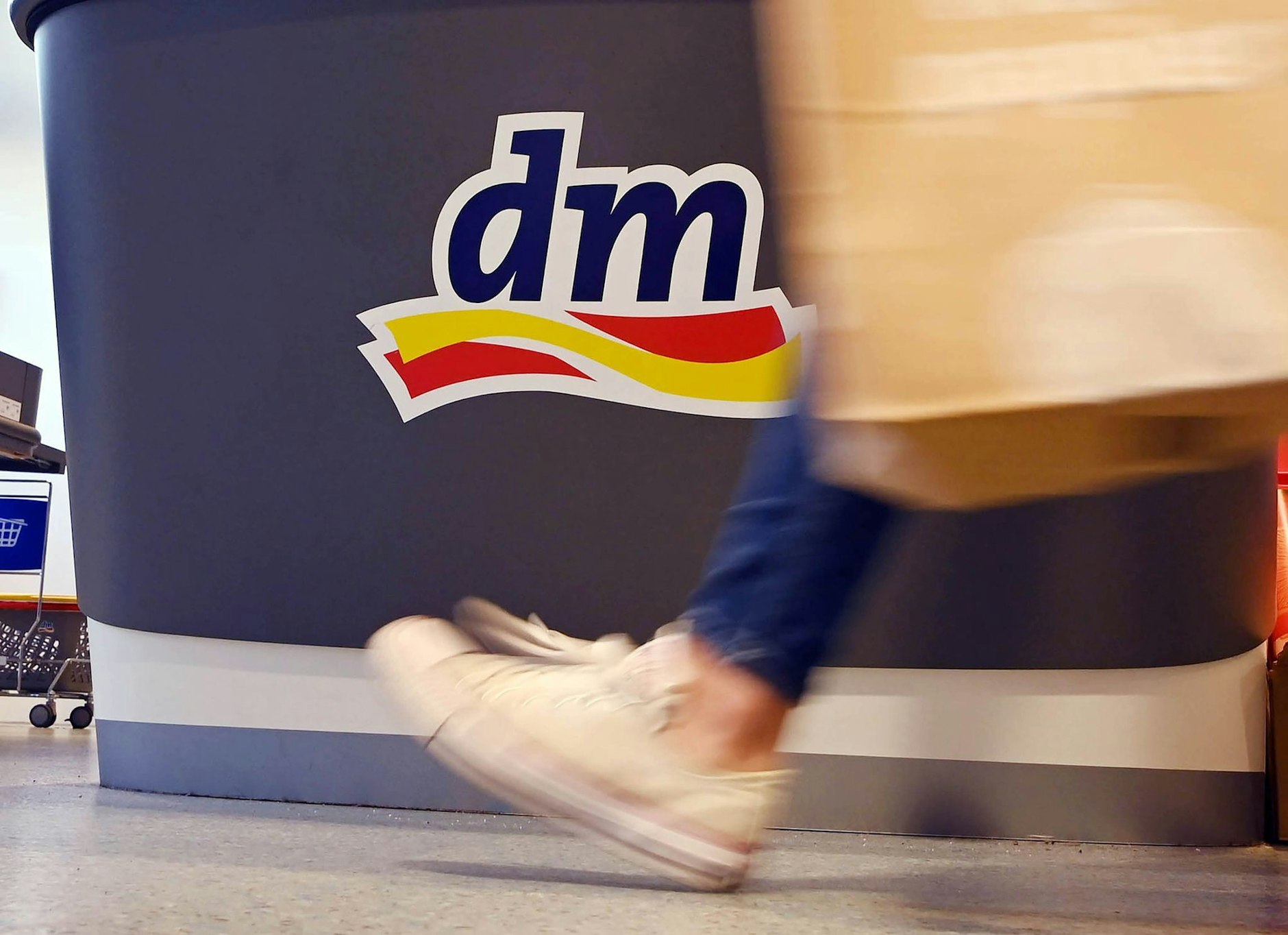 ARCHIV - Ein Lebensmittel, das bei dm verkauft wird, könnte zu Bauchschmerzen führen.  