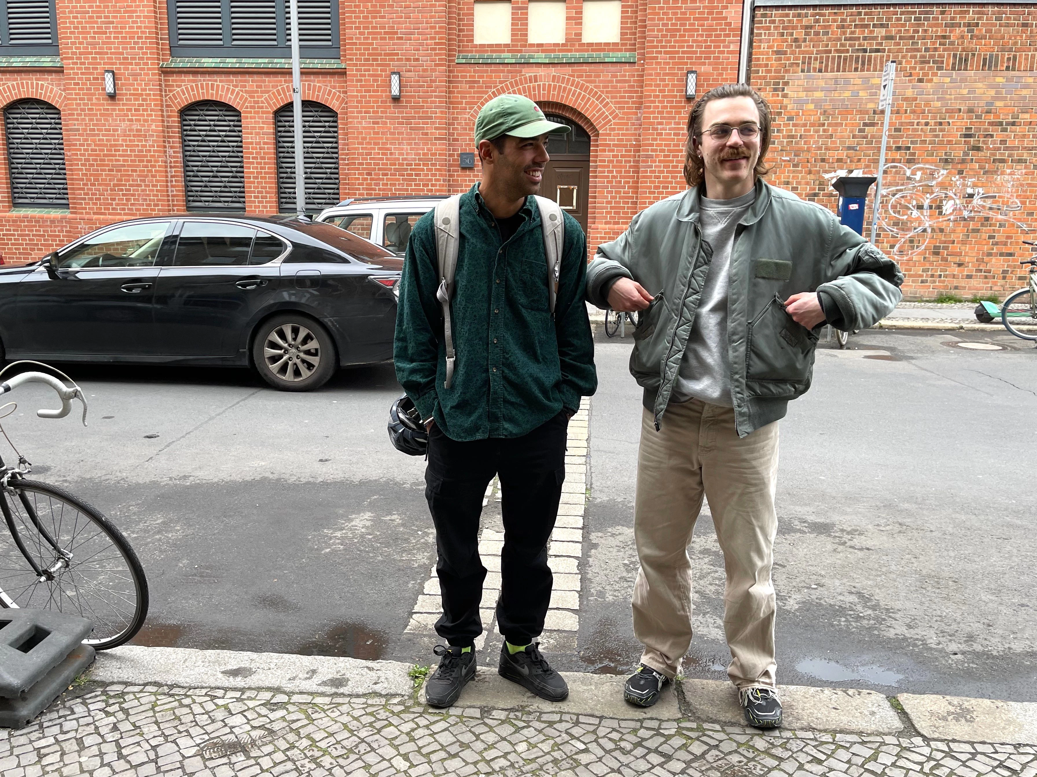 Cyprien und Lucas kommen ursprünglich aus Frankreich, wohnen aber hier in Mitte. Sie sind beide in der IT-Branche tätig.