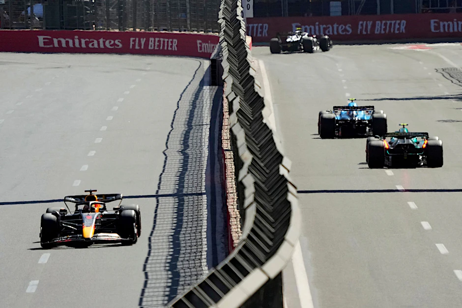 ARCHIV - Max Verstappen aus den Niederlanden vom Team Red Bull Racing (l) im Vorjahr in Aktion.  