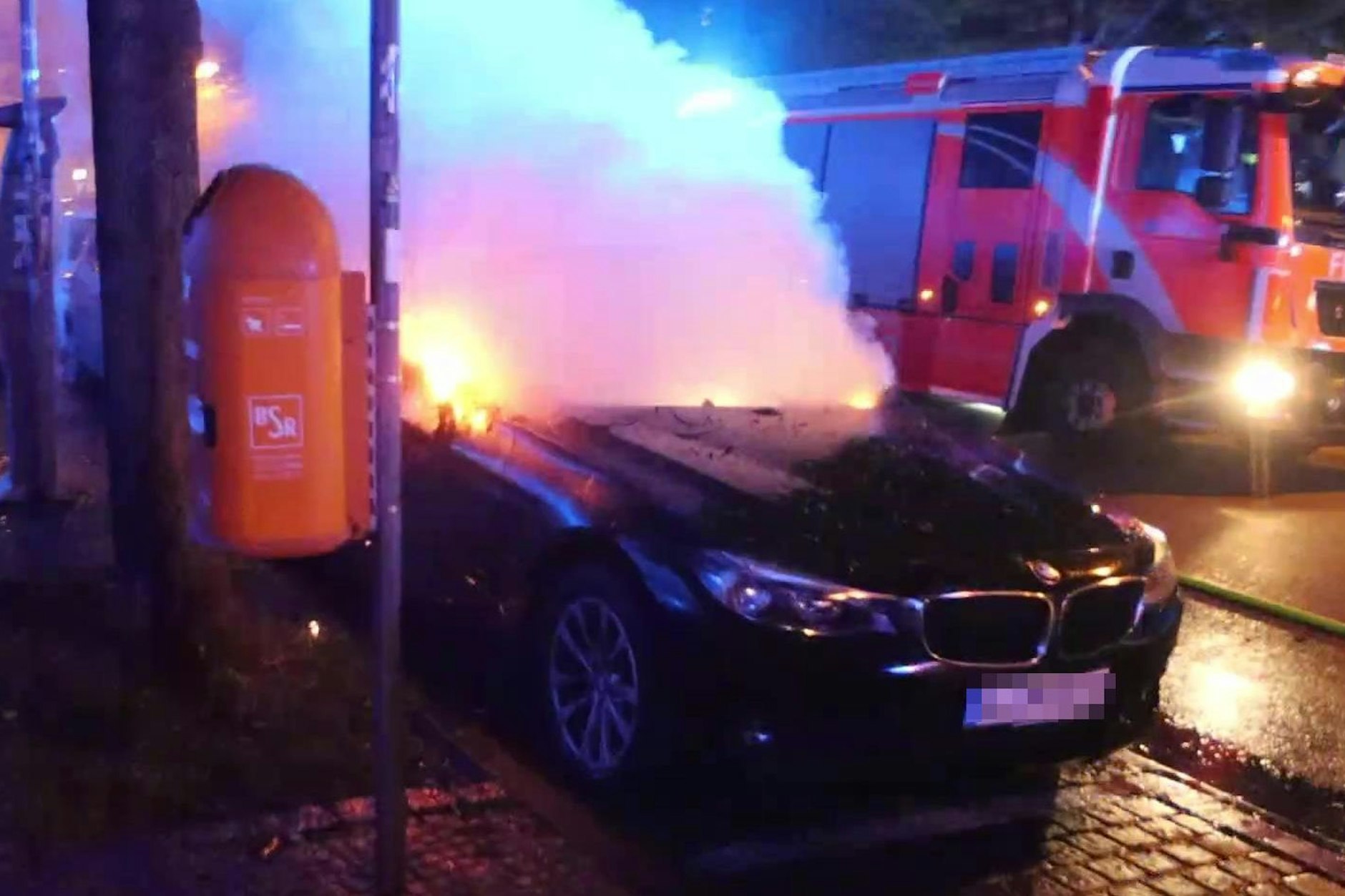 Bereits in der Nacht zu Samstag hatten Polizei und Feuerwehr gut zu tun, weil mutmaßlich linke Chaoten marodierend durch Berlin-Mitte zogen.