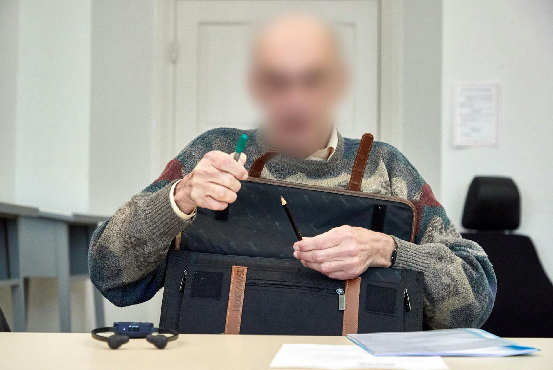 ARCHIV - Der Angeklagte - hier bei einem früheren Gerichtstermin - wurde verurteilt.