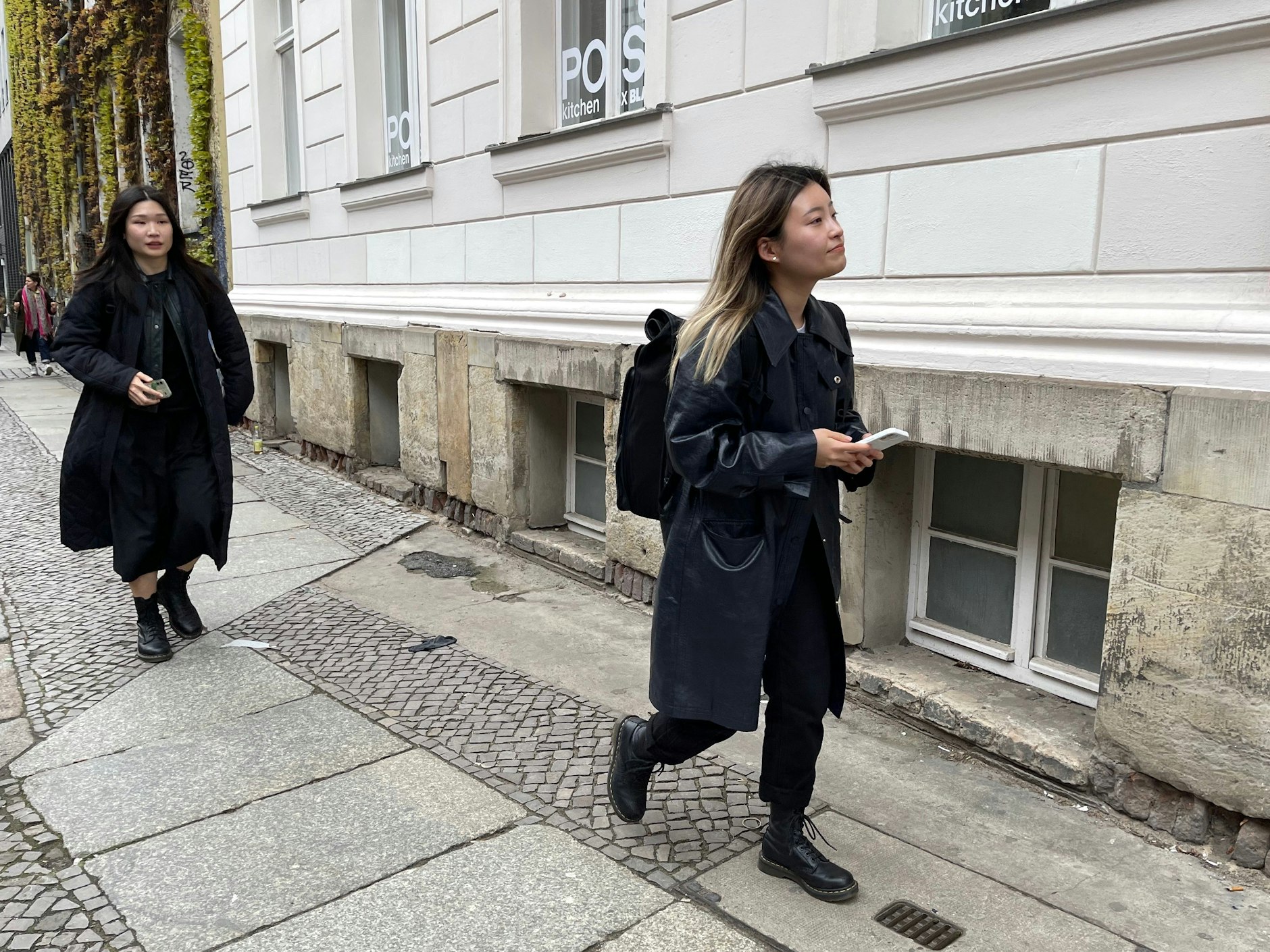 Schwarz geht natürlich trotzdem immer: Die Gäste aus Fernost eilen herbei.