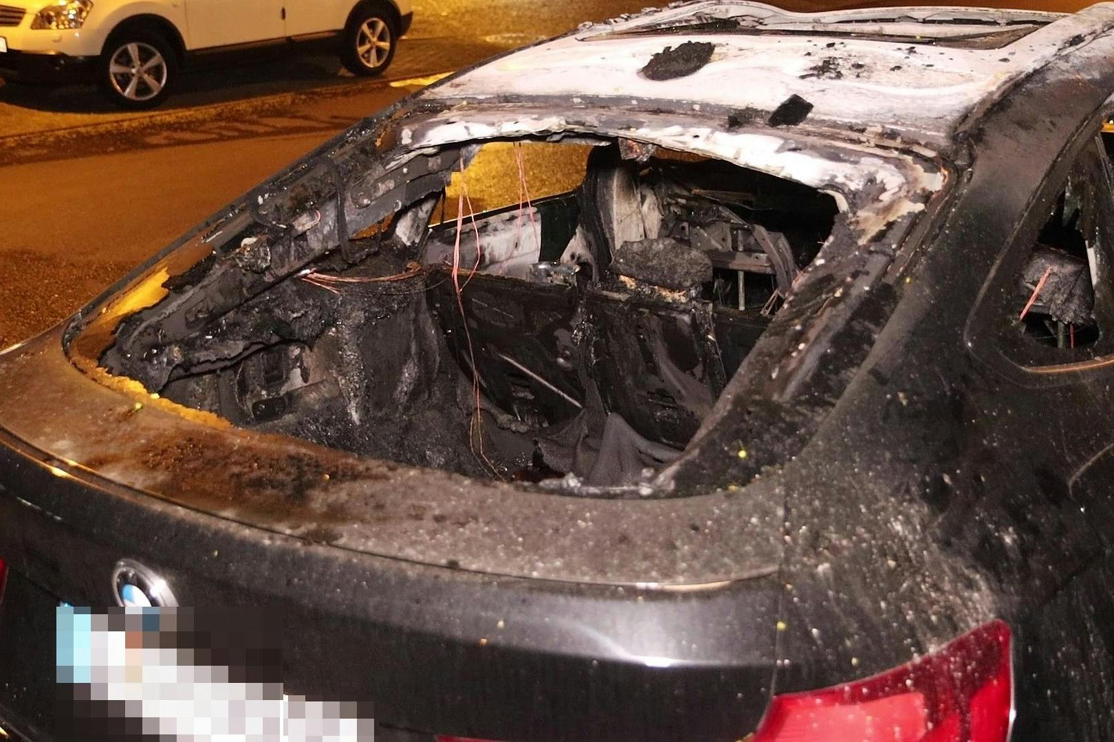 Ein ausgebranntes Fahrzeug