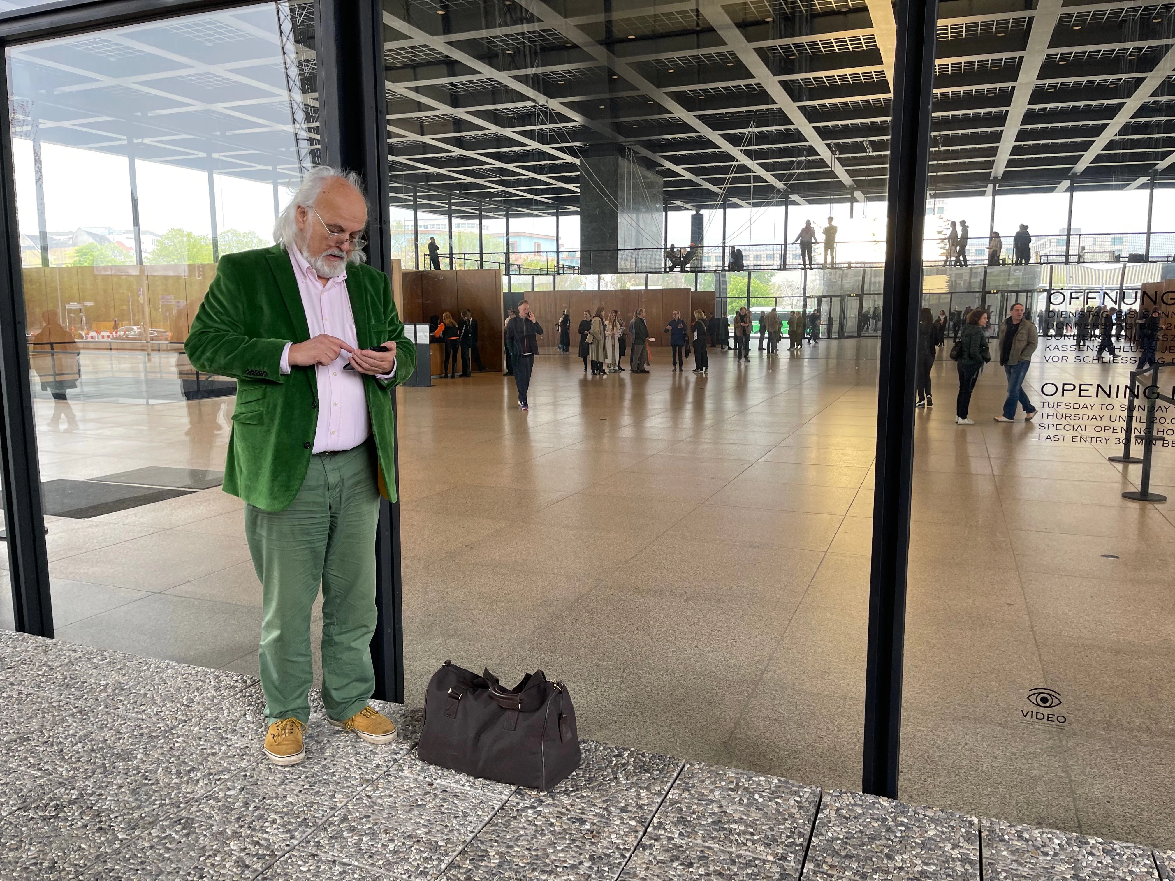 Äußerst frühlingshaft: grünes Samtsakko und rosafarbenes Hemd