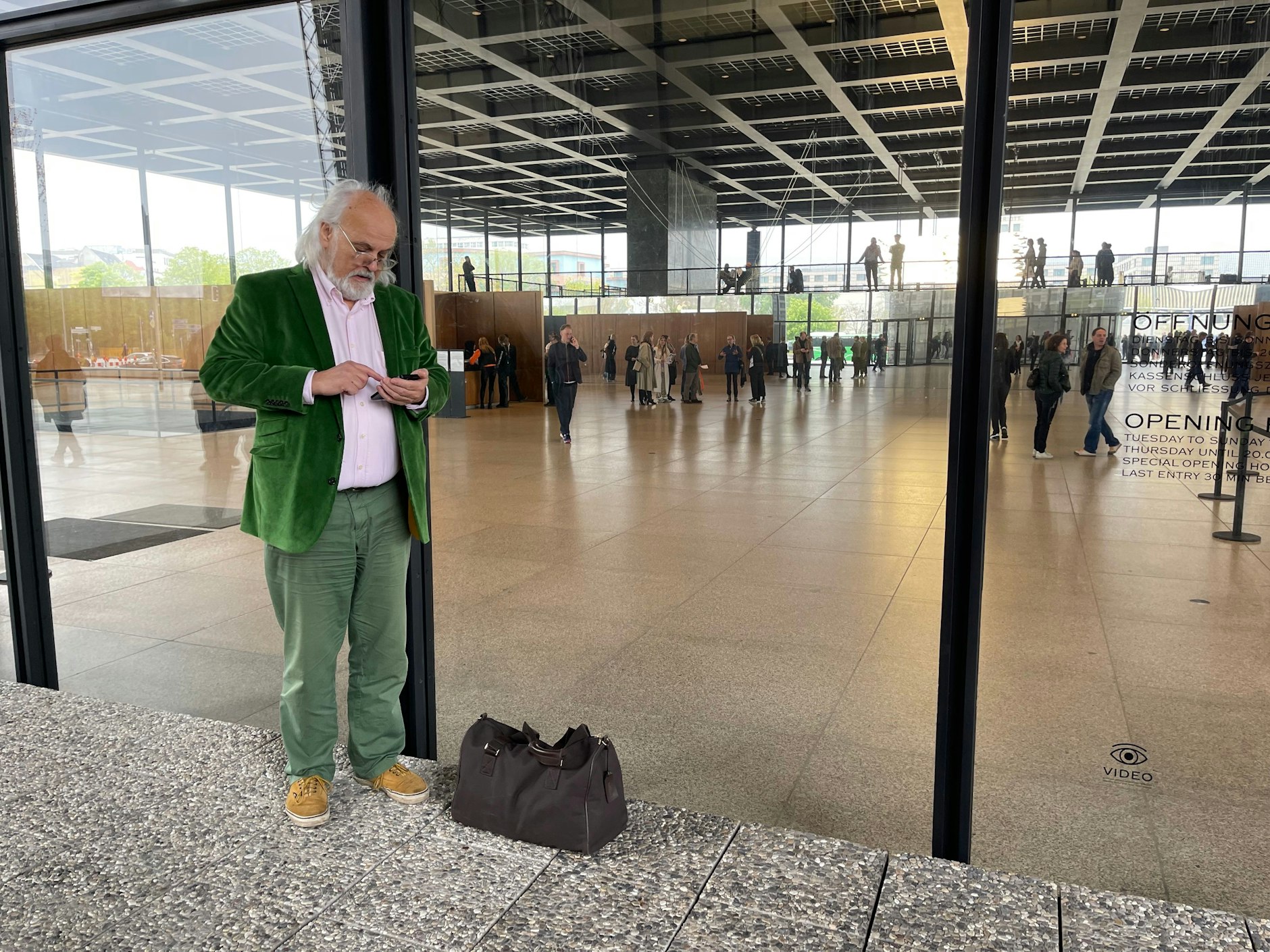 Äußerst frühlingshaft: grünes Samtsakko und rosafarbenes Hemd