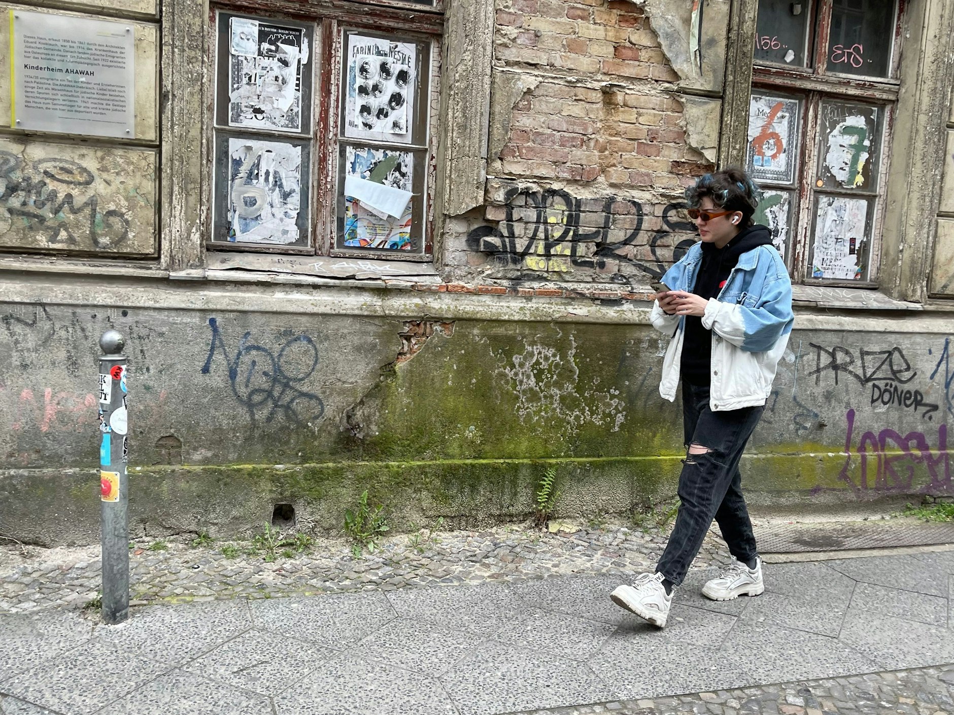 Selbst in der teuren Auguststraße gibt es immer noch unsanierte Häuser. Das stört aber nicht, ganz im Gegenteil.